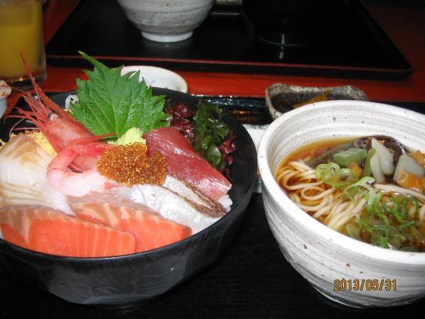 色々な味が楽しめる海鮮丼！