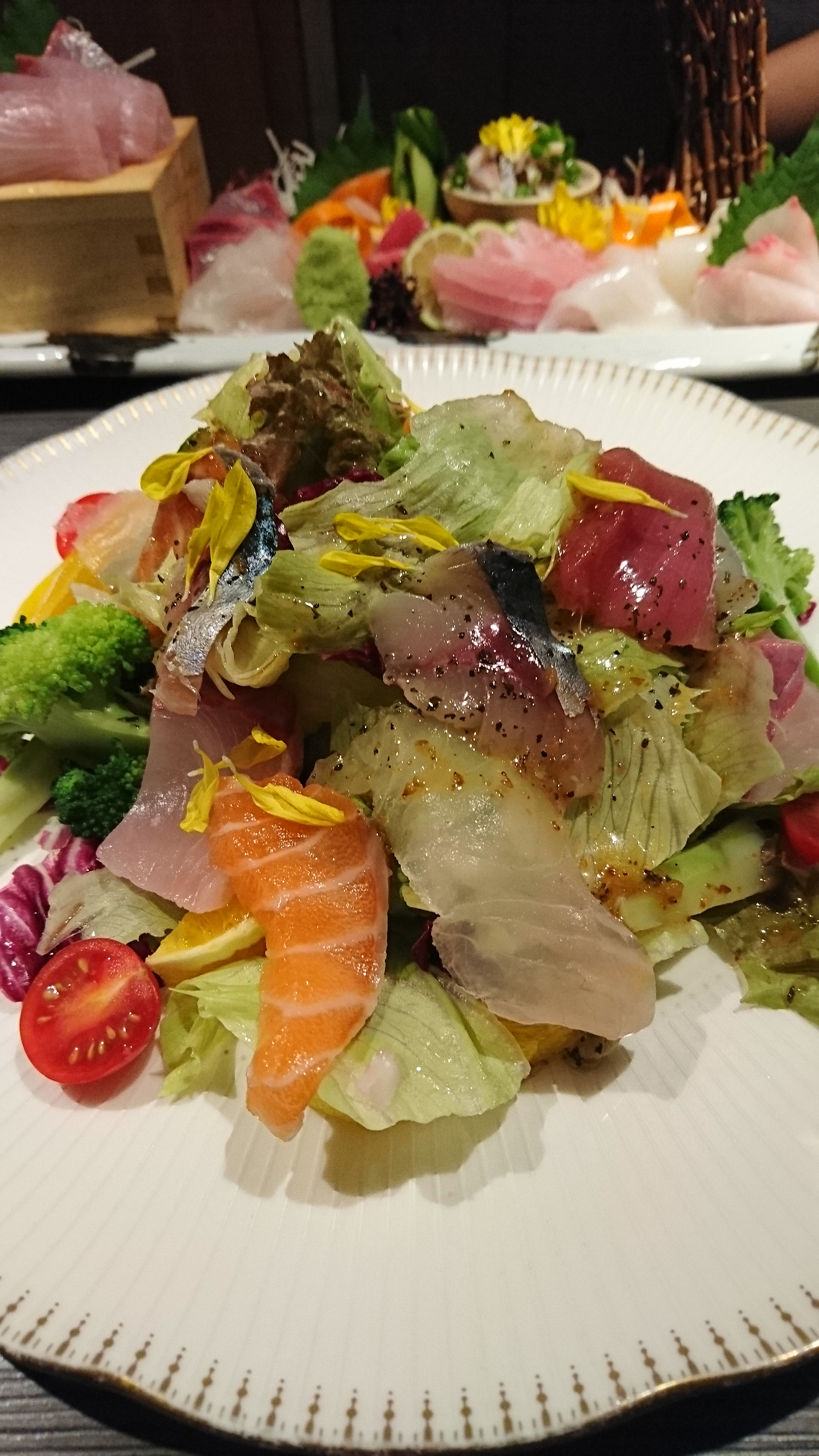 山の幸と海の幸のサラダ
彩りも綺麗で、豪華なサラダ♪