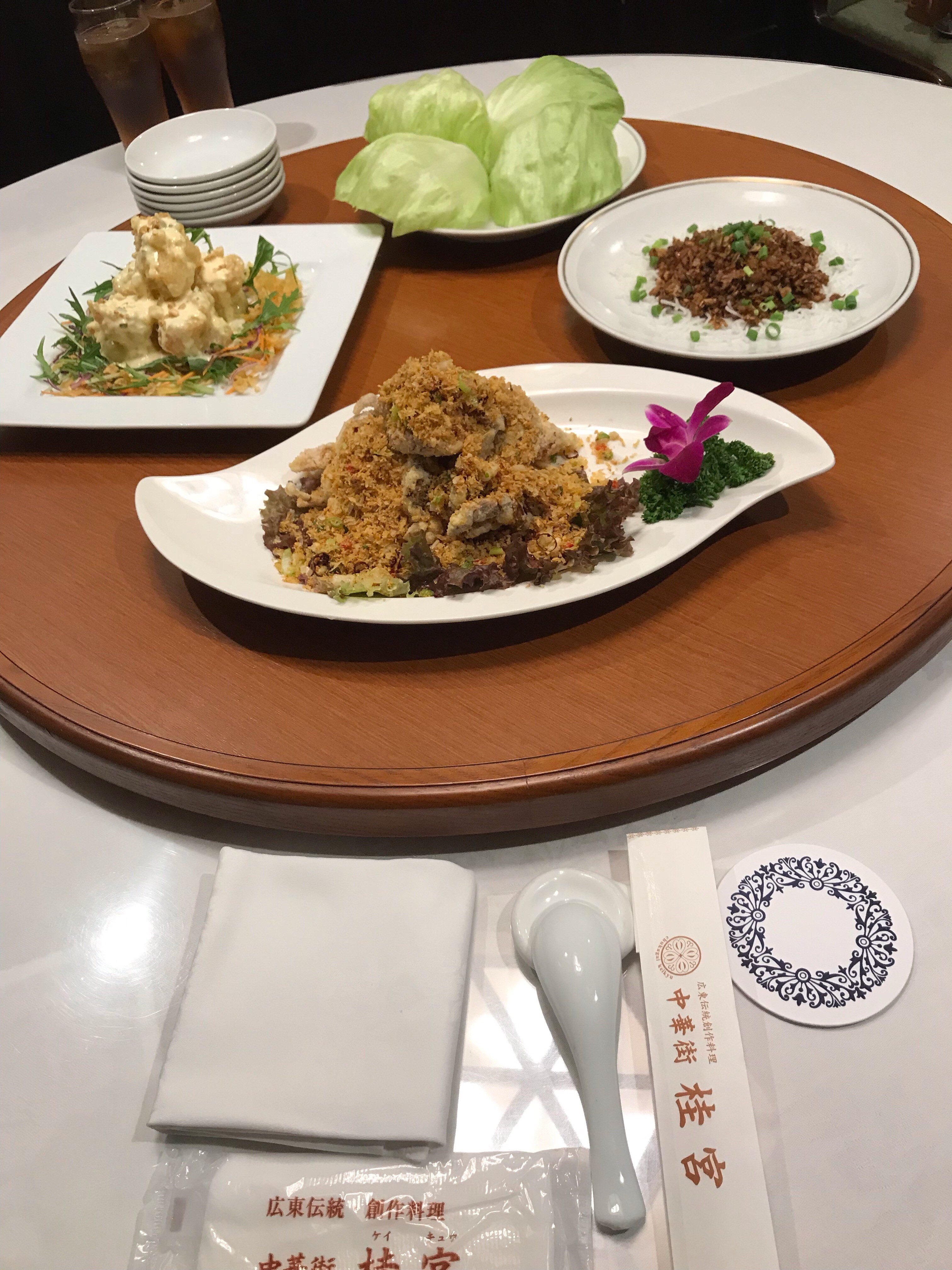 海鮮餡かけの石鍋チャーハン（熱々の石鍋に海鮮を一気にかけてジューっと音も美味しい）