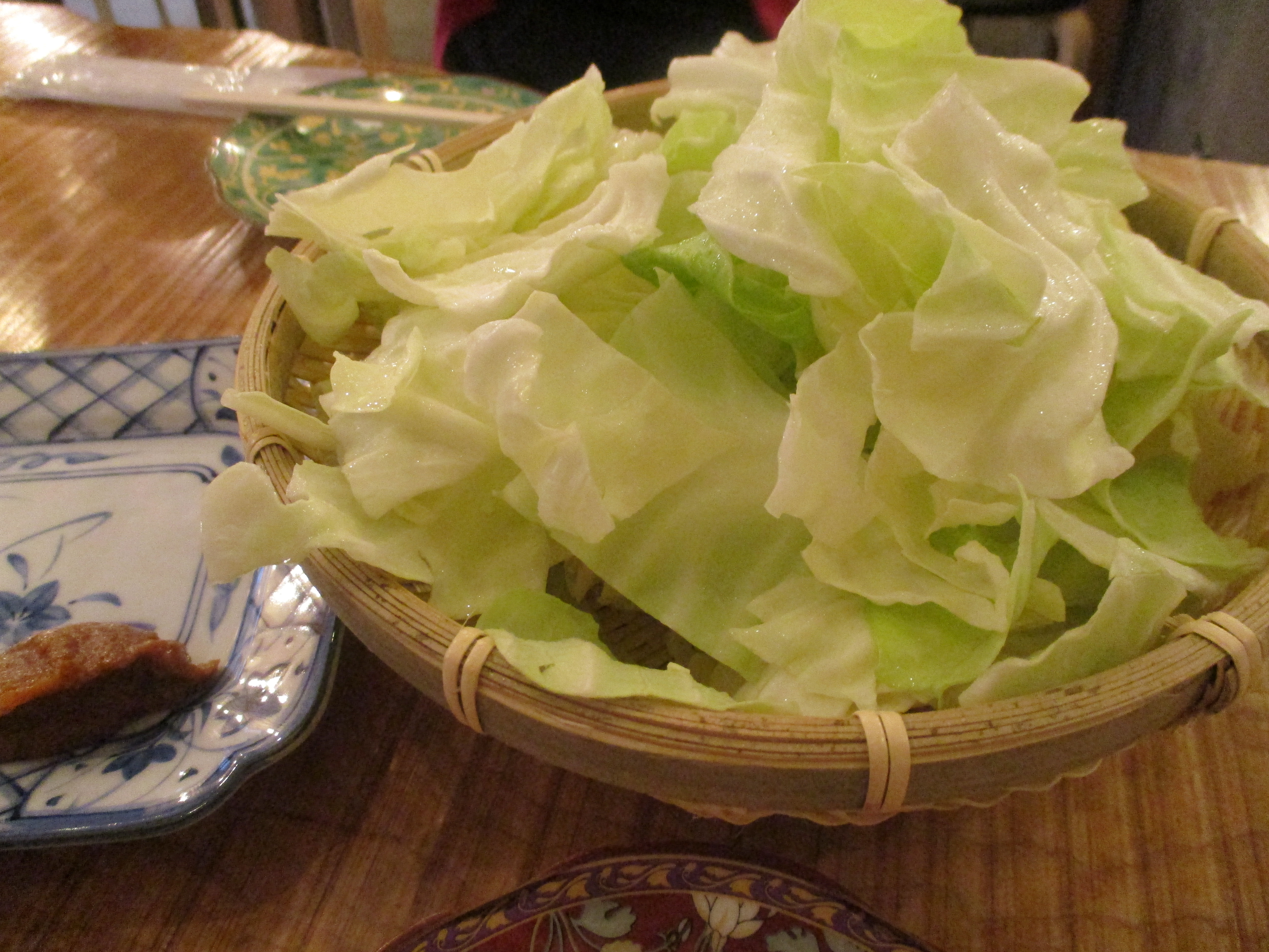 お通しは定番のざく切りキャベツ