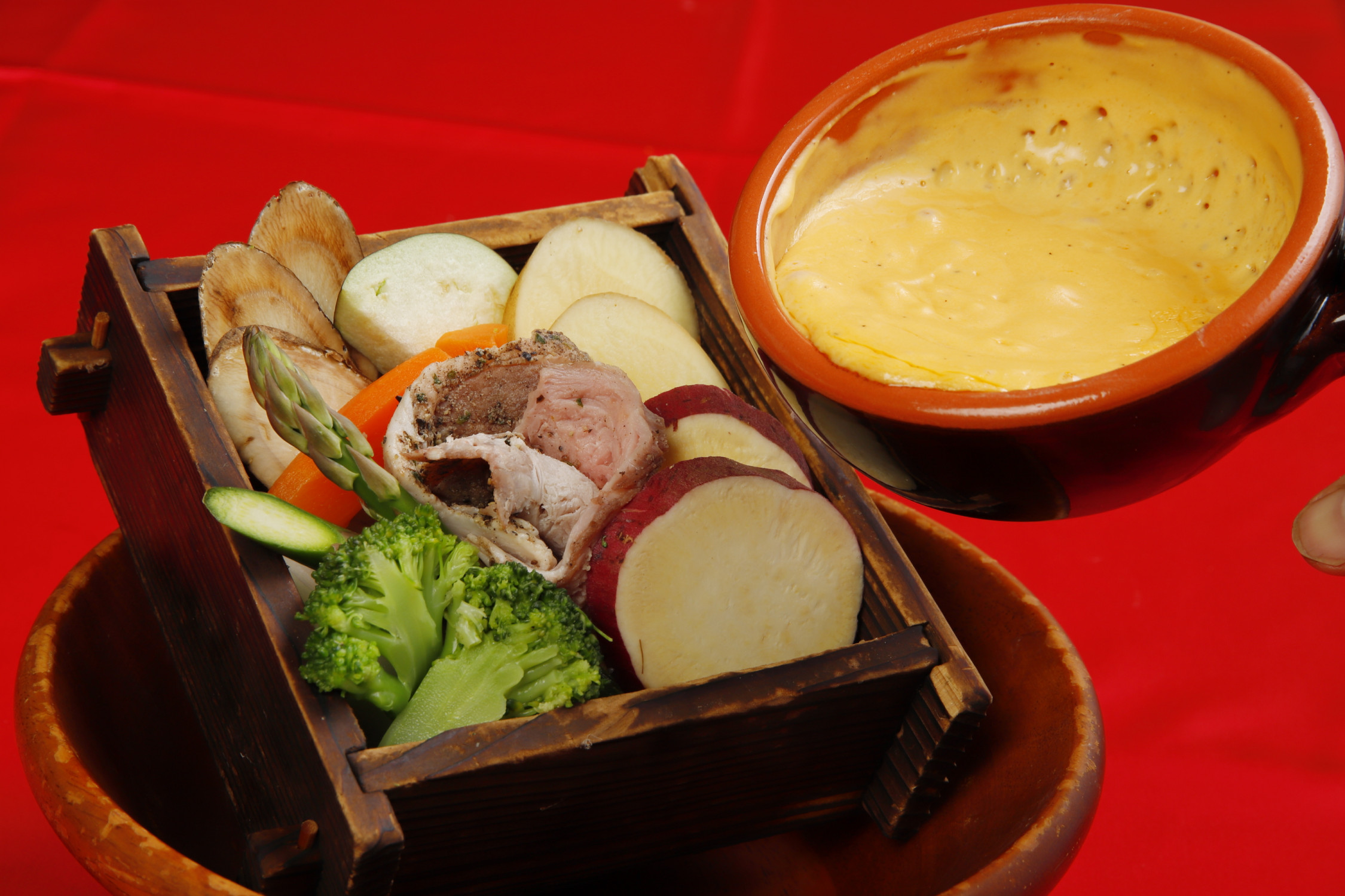 国産野菜と県産豚のせいろ蒸し　チーズソースを絡めて