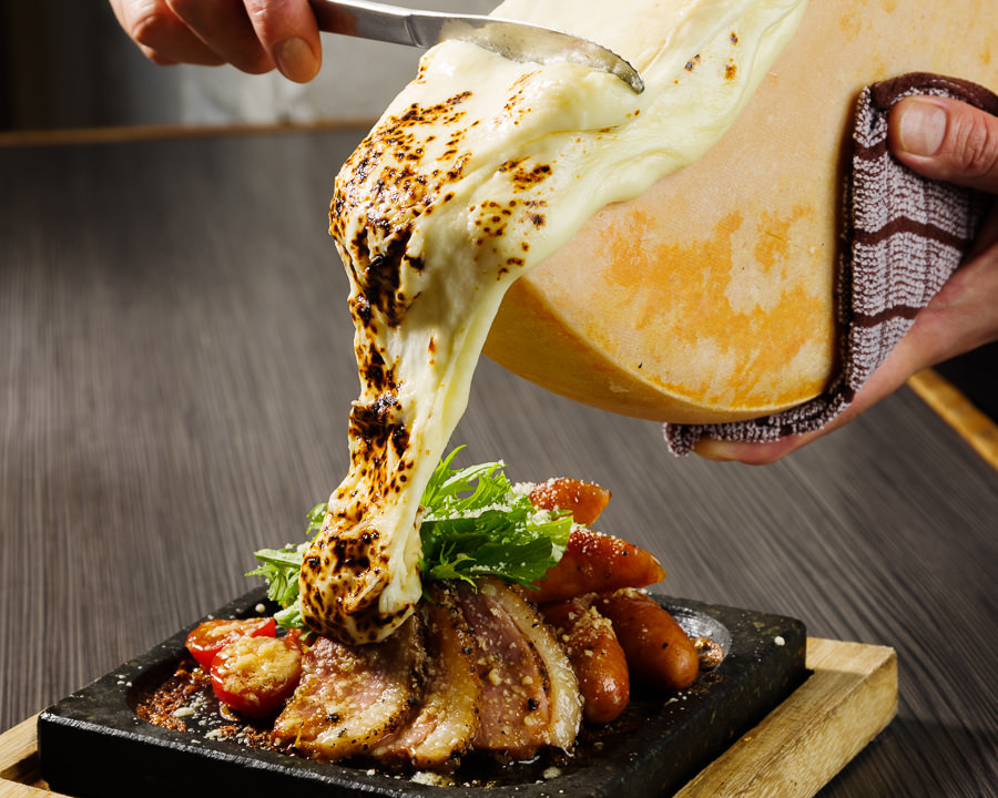 ラクレットチーズはお客様の前でチーズを削ります！