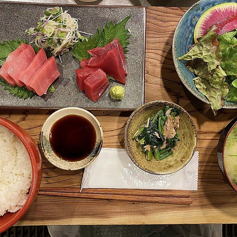 ランチタイムはまぐろを中心とした定食や丼が豊富☆彡
