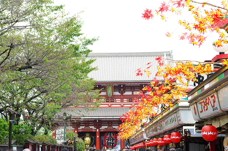 浅草寺までの道のりには、お土産屋さんもたくさん♪